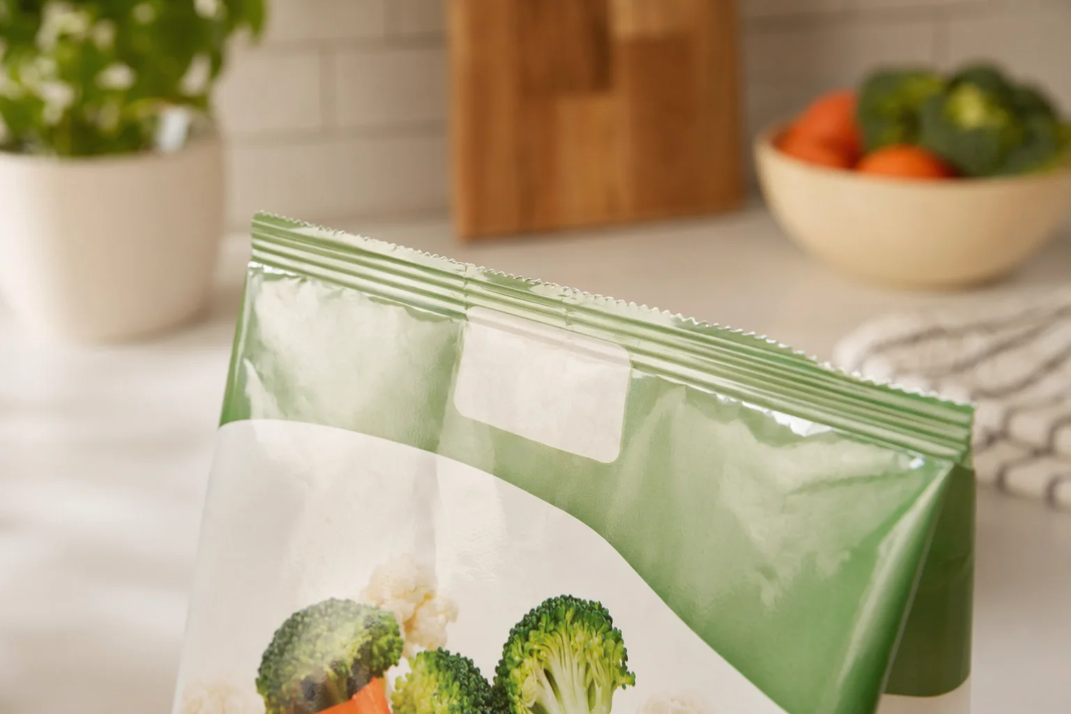 Nahaufnahme einer Lebensmittelverpackung mit Ablaufdatum auf einer Küchenarbeitsplatte